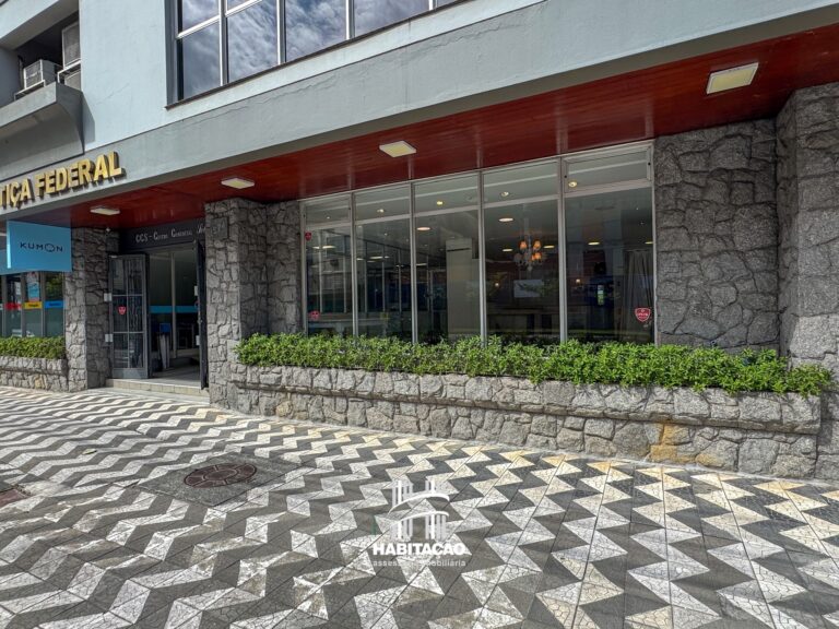 Ampla sala Comercial com 70m2, Possui 01 banheiro, 01 vaga privativa e está localizada Rua 07 de Setembro, no centro da cidade.