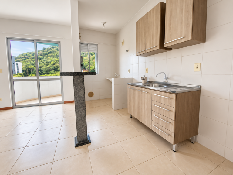Cozinha moderna com vista verde