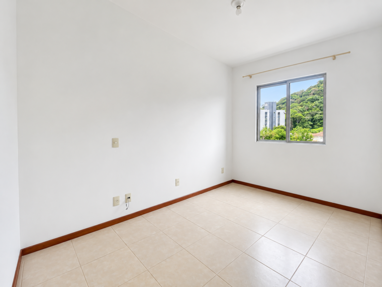 Quarto Vazio com Vista Verde
