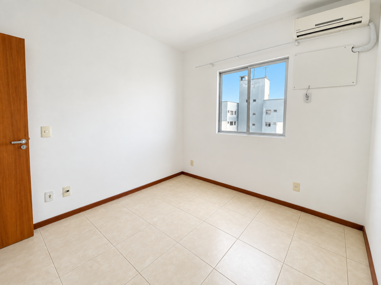 Quarto vazio com janela e ar-condicionado (1)
