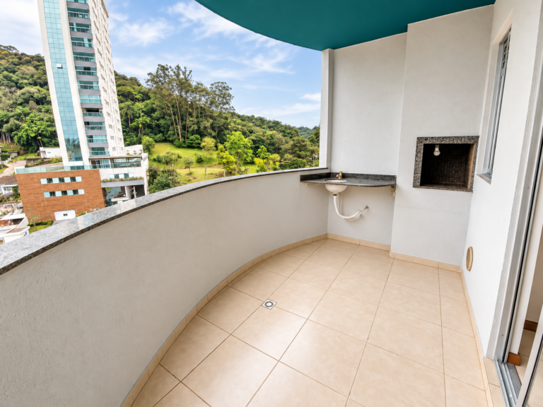 Varanda Curva com Churrasqueira e Vista Verde